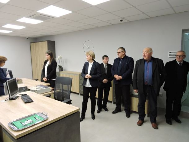 Przedstawiciele Banku pozują do zdjęcia w Oddziale w Komarowie