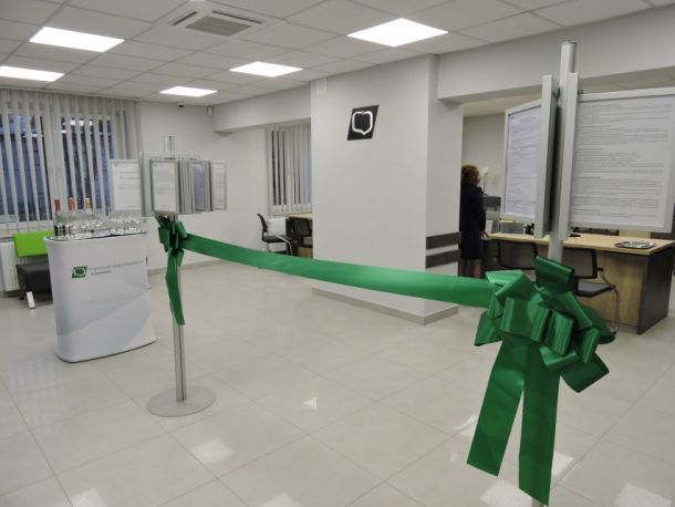Przedstawiciele Banku pozują do zdjęcia w Oddziale w Komarowie