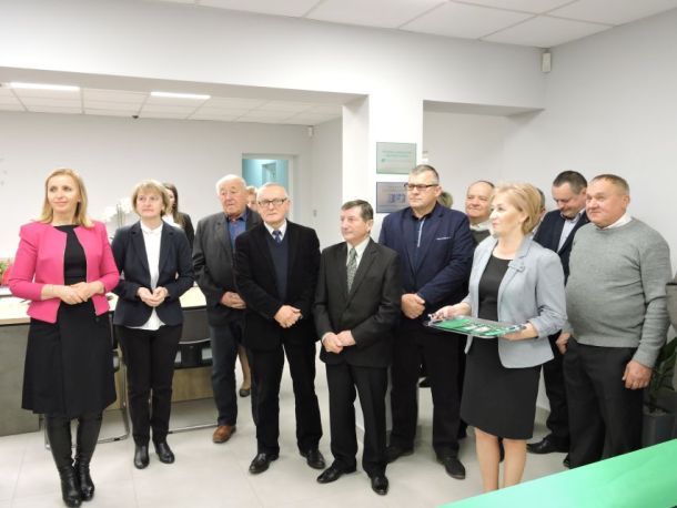 Przedstawiciele Banku pozują do zdjęcia w Oddziale w Komarowie