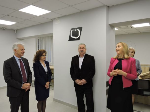 Przedstawiciele Banku pozują do zdjęcia w Oddziale w Komarowie