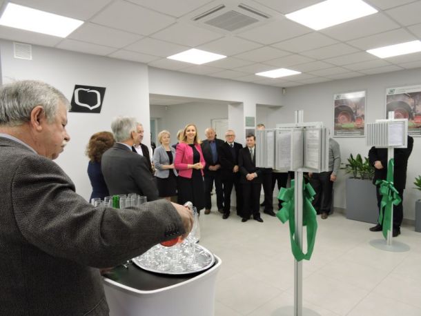 Przedstawiciele Banku pozują do zdjęcia w Oddziale w Komarowie