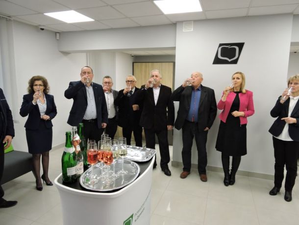 Przedstawiciele Banku pozują do zdjęcia w Oddziale w Komarowie