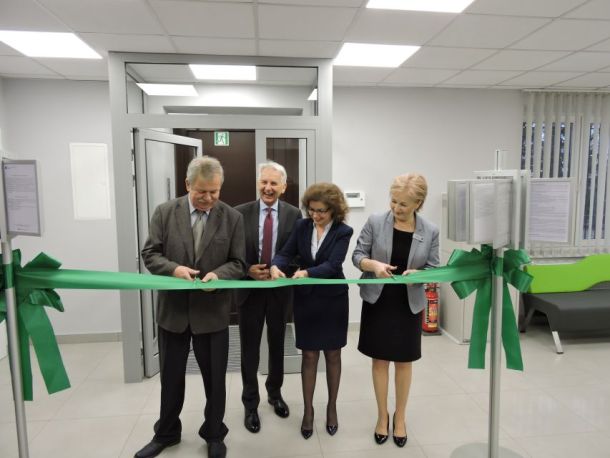 Przedstawiciele Banku pozują do zdjęcia w Oddziale w Komarowie