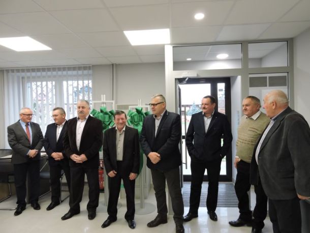 Przedstawiciele Banku pozują do zdjęcia w Oddziale w Krynicach
