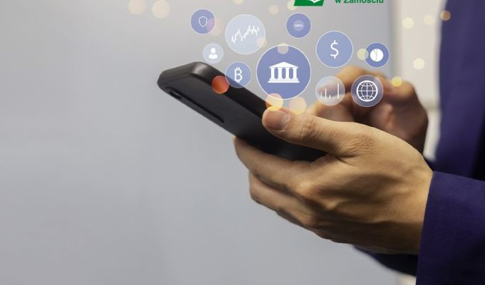 Obrazek dekoracyjny: osoba trzyma telefon w ręku