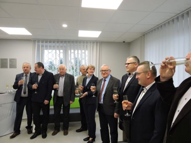 Przedstawiciele Banku pozują do zdjęcia w Oddziale w Krynicach