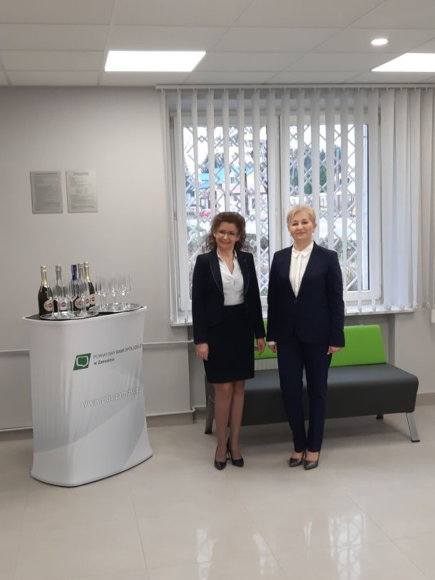 Przedstawiciele Banku pozują do zdjęcia w Oddziale w Kryniach