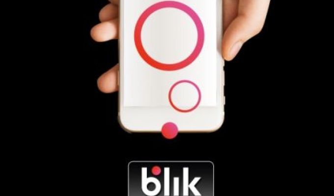 Obrazek dekoracyjny: telefon w rękach oraz symbol płatności blik