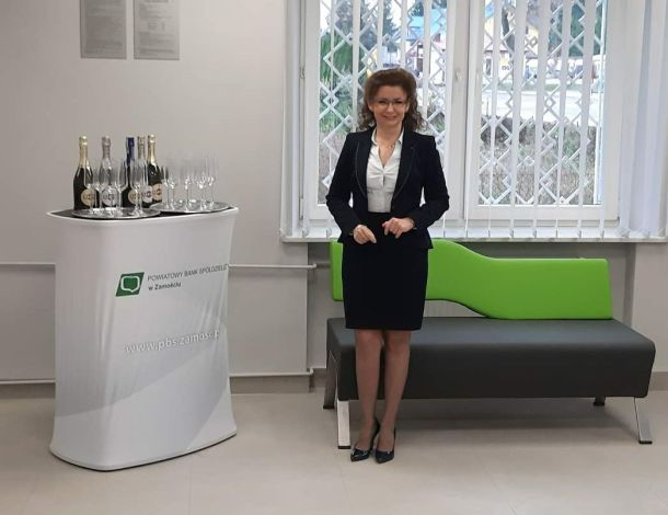 Przedstawiciele Banku pozują do zdjęcia w Oddziale w Krynicach