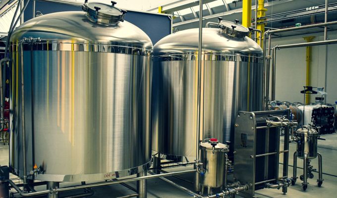 Obrazek dekoracyjny: pojemniki fermentacyjne w fabryce