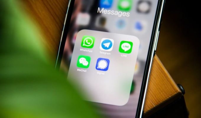 Obrazek dekoracyjny:telefon z wyświetlonymi ikonami aplikacji