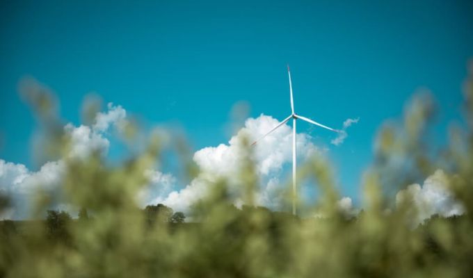 Obrazek dekoracyjny: pojedyńczy wiatrak z elektrowni wiatrowej