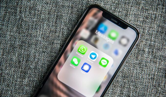 Obrazek dekoracyjny: telefon i wyświetlone aplkacje