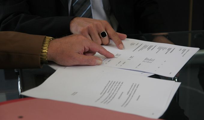 Obrazek dekoracyjny: konsultacja dotycząca zapisów w dokumentach