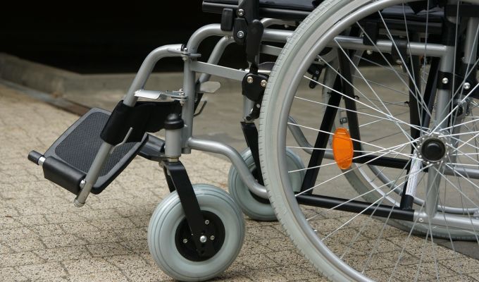 Obrazek dekoracyjny: wózek inwalidzki