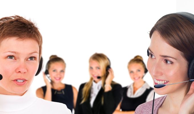 Obrazek dekoracyjny: Rozmowa telefoniczna konsultatnki z infolinii